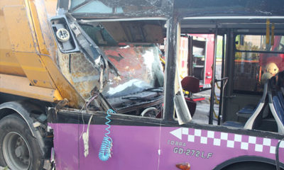 Halk otobüsü kamyona çarptı, sıkışan sürücüyü itfaiye kurtardı