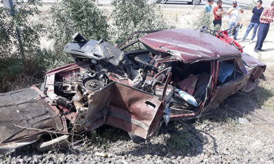 Yolcu treninin çarptığı otomobildeki baba- oğul yaralandı