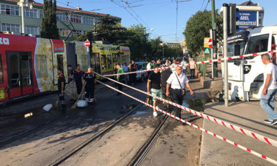 Cevizlibağ’da su tankeri tramvaya çarptı