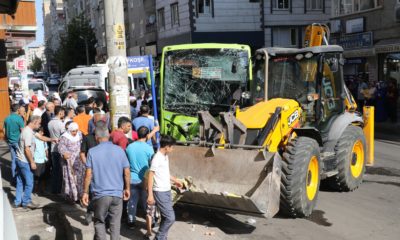 Halk otobüsüyle iş makinesi çarpıştı: 5 yaralı