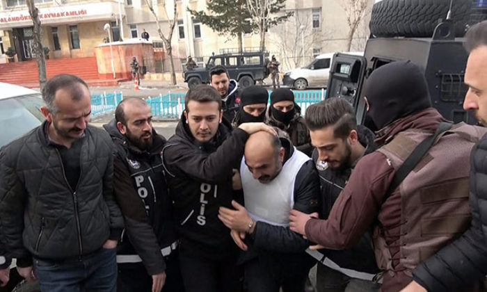 Eroin yüklü çuvalları baronunun fedaileri ayıklıyormuş