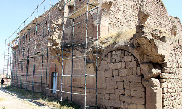 Definecilerin tahrip ettiği Rum kilisesi restore ediliyor