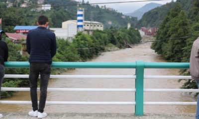 Rize’de heyelan yolu kapatınca gölet oluştu, evler boşaltıldı