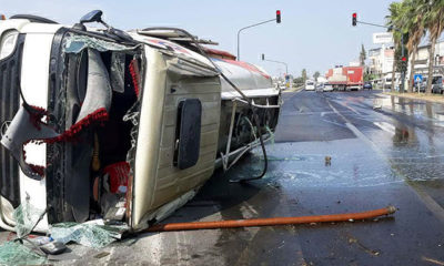 Mazot yüklü tanker devrildi, 8 bin litre yakıt yola aktı