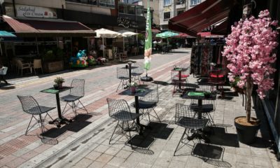 Görme engellilerin yollarını masa, sandalye, beton saksı, araçlarla işgal ettiler