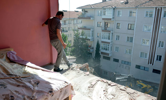 Duvarsız yaşadıkları yan bina yıkılınca ortaya çıktı