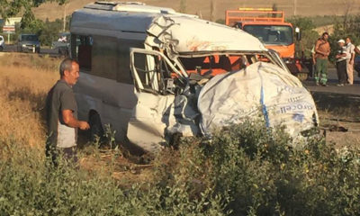 Tarım işçilerinin taşındığı minibüs ile kamyonet çarpıştı: 18 yaralı