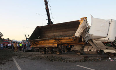 İstanbul Havalimanı yolunda hafriyat kamyonu devrildi, yol trafiğe kapandı
