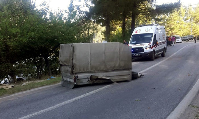 Minibüse takılı römorkun çarptığı çift öldü