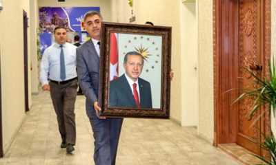 İLK İŞ OLARAK BAŞKAN ERDOĞAN’IN FOTOĞRAFINI MAKAM ODASINA ASTI!.