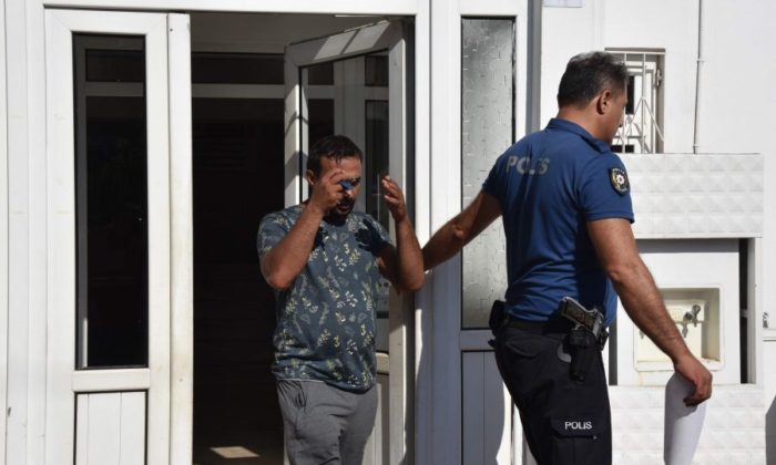 HERKESİN GÖZÜ ÖNÜNDE SEVGİLİSİNİ BAYILTANA KADAR  DÖVDÜ!.