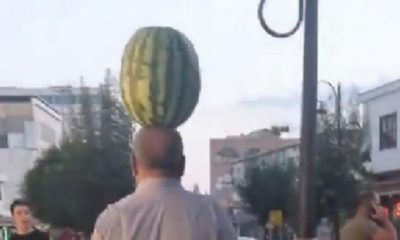 DİYARBAKIR’DA GÜLÜMSETEN KARE! 10 KİLOLUK KARPUZU KAFASINDA TAŞIDI!.