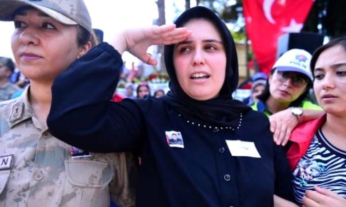 AL BAYRAĞA SARILI EŞİNİ ASKER SELAMIYLA UĞURLADI!.