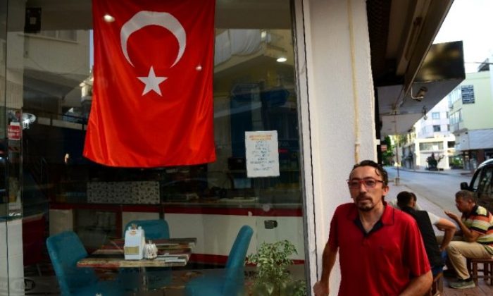 YAPTIĞI ÇAY LİSTESİ MÜŞTERİLERE KAHKAHA ATTIRAN CİNSTEN!.