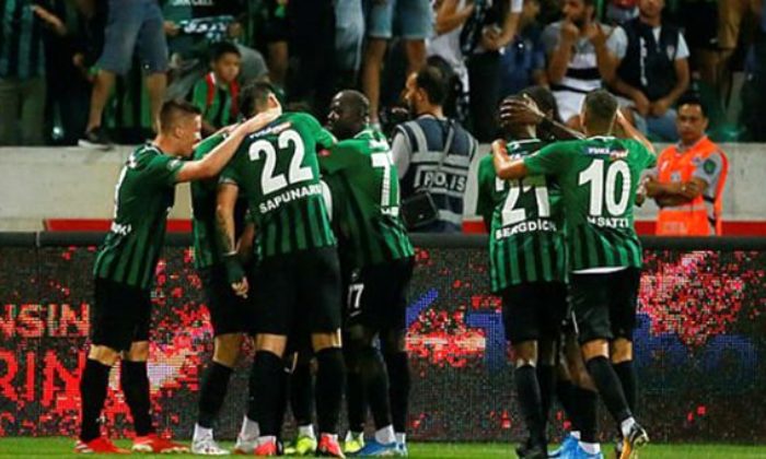 DENİZLİSPOR-GALATASARAY MAÇINDA GERGİN ANLAR! ÜNLÜ OYUNCUYU GÖZALTINA ALMAK İSTEDİLER!.
