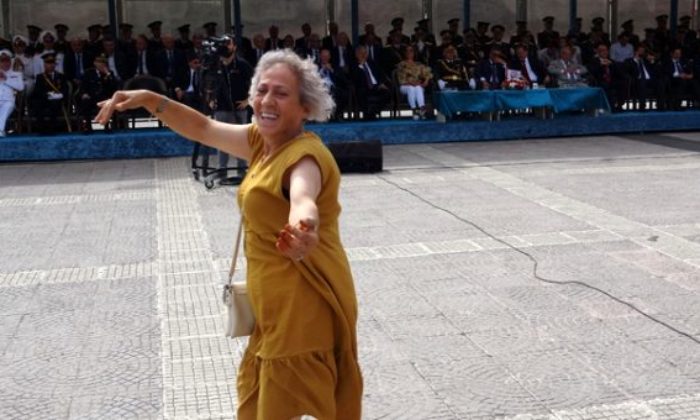 SAMSUN’DA İLGİNÇ OLAY! KENDİNİ TUTAMAYIP PROTOKOLÜN ÖNÜNE ATLADI!.