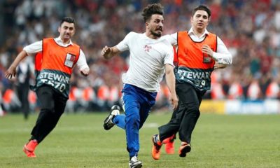 LİVERPOOL-CHELSEA MAÇINDA SAHAYA ATLAMIŞTI, KAYBETTİĞİ ABONE SAYISI AÇIKLANDI!.