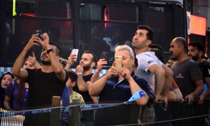 İNTİHAR ETMEK İSTEYEN GENCİ ÇEKMEK İÇİN ADETA YARIŞTILAR!.