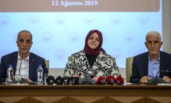 MİKROFONUNUN GAZABINA UĞRAYAN ATALAY BÜYÜK TEPKİ TOPLADI!.