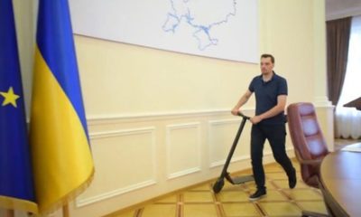 UKRAYNA BAŞBAKANI SCOOTER İLE BAKANLAR KURULUNU GEZDİ!.