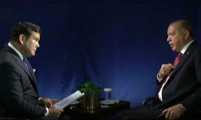 BAŞKAN ERDOĞAN SUNUCUYU BÖYLE AZARLADI!. “BİR GAZETECİ GİBİ KONUŞUN VE BENDEN DE SİYASETÇİ OLARAK CEVABINI ALIN!..”
