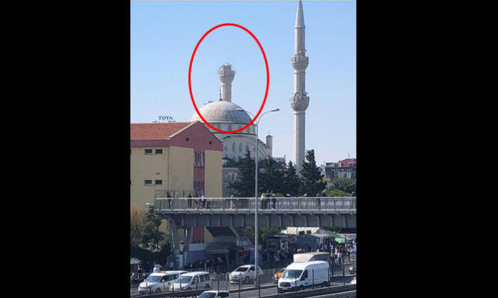 DEPREMİN ETKİSİ İLE AVCILAR’DA CAMİİ MİNARESİ YIKILDI!.