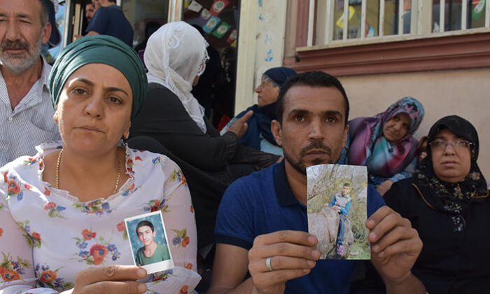 DİYARBAKIR HDP BİNASI ÖNÜNDE “EVLAT NÖBETİ” TUTAN ANNELERİN SAYISI ARTIYOR!.