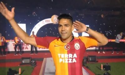 FALCAO İMZA TÖRENİNDE TARAFTARI MEST ETTİ!..