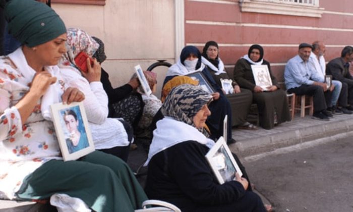 HDP ÖNÜNDE OTURMA EYLEMİ YAPAN AİLEYİ TEHDİT EDEN ŞÜPHELİ YAKALANDI!..