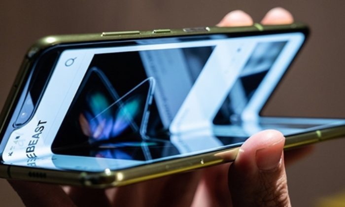 SAMSUNG’UN KATLANABİLİR AKILLI TELEFONU PİYASAYA ÇIKTI..