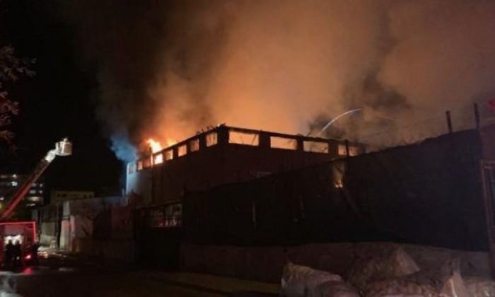 İSTANBUL’DA YATAK FABRİKASINDA YANGIN!..