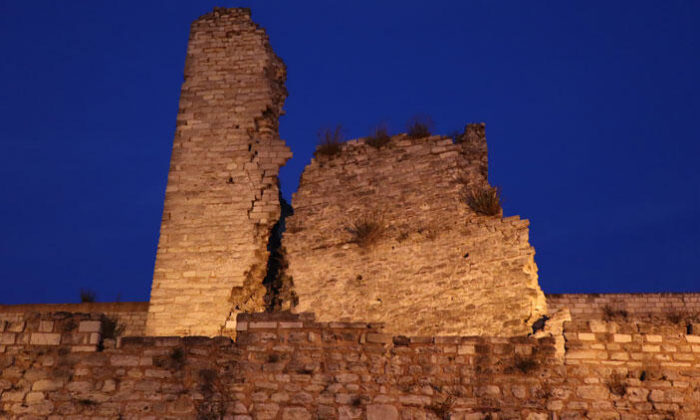 KORKUTAN İSTANBUL DEPREMİNDE TARİHİ SURLAR DA ZARAR GÖRDÜ!.