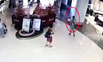 AVM’DEKİ KÜÇÜK ÇOCUĞA TEKME ATARAK HAVAYA UÇURDU!.