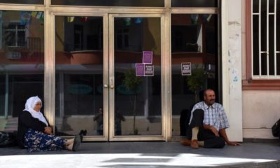 EYLEM YAPAN ANNEDEN HDP’YE FIRÇA: ”BAŞLARIM SİZİN KÜRDİSTANINIZA!”