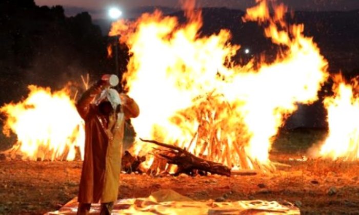 DEKAN ATEŞ YAKIP ÜZERİNE KOVAYLA BOYA DÖKTÜ, BAKIN SEBEBİ NEYMİŞ!.
