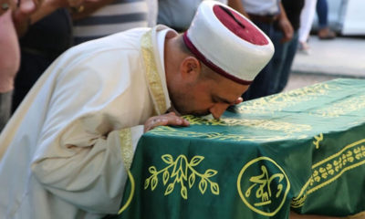 EYMEN’İN CENAZESİNDE MÜFTÜ ”MAHCUBUZ” DİYEREK TABUTU ÖPTÜ!.