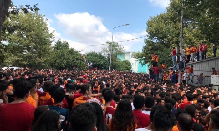 YEŞİLKÖY ALEV ALEV! TARAFTARLAR TERMİNALİ TIKA BASA DOLDURDU!.