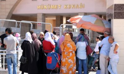 SOSYAL MEDYADA GÖRDÜKLERİ YALANA İNANAN SURİYELİLER VALİLİK BİNASI ÖNÜNDE TOPLANDI!.
