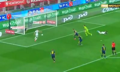 DÜNYA BU ANI KONUŞUYOR! TOPU İKİ KEZ ÇİZGİDEN ÇIKARDI!.