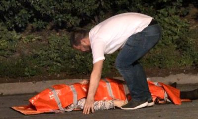 ANNESİNİN CANSIZ BEDENİ BAŞINDA DAKİKALARCA GÖZYAŞI DÖKEN ADAM YÜREK BURKTU!.