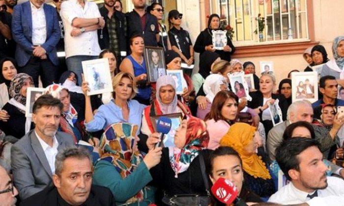 SANAT DÜNYASININ ÜNLÜ İSİMLERİ HDP BİNASI ÖNÜNDE EYLEM YAPAN ANNELERİN YANINDA!.