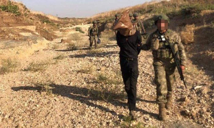 TERÖRİSTLER KAFALARINA ÇUVAL GEÇİRİLEREK BİRER BİRER PAKETLENDİ!. (VİDEO HABER)