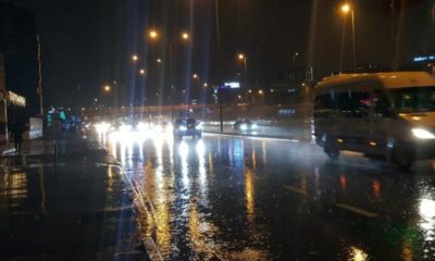 İSTANBUL’DA SAĞANAK YAĞIŞ ETKİLİ OLDU!. AĞAÇLAR DEVRİLDİ, ÇATILAR UÇTU!..
