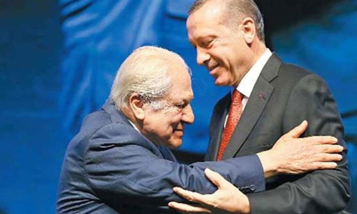 BAŞKAN ERDOĞAN “AĞABEYİM” DEDİĞİ PAKDİL İÇİN KÜRSÜDEN FATİHA OKUTTU..