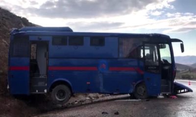 MAHKUMLARI TAŞIYAN ARAÇ DEVRİLDİ!. ÇOK SAYIDA YARALI VAR!..