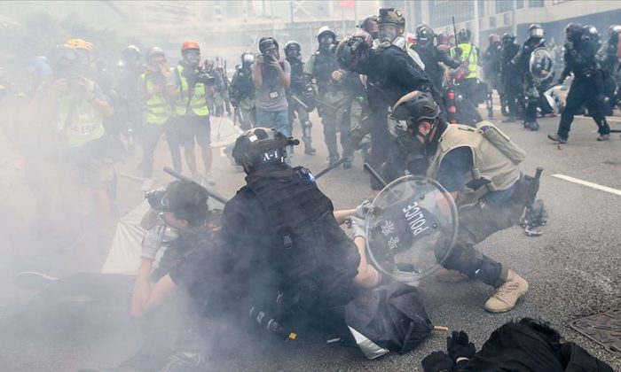 14 YAŞINDAKİ EYLEMCİYİ VURAN POLİSİ CAYIR CAYIR YAKTILAR!.