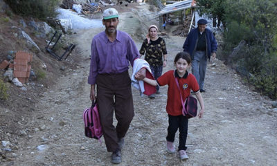 KAHRAMAN BABA!. KIZININ OKULA GİDEBİLMESİ İÇİN KAZMA KÜREKLE 4 KİLOMETRE YOL YAPTI!.