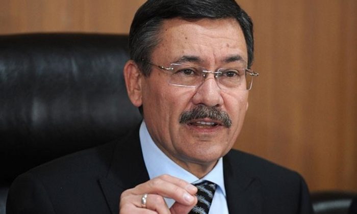 MELİH GÖKÇEK’TEN SEZGİN TANRIKULU’NA ZEHİR ZEMBEREK SÖZLER!. “DEFOLUP ONLARIN YANINA GİT!.