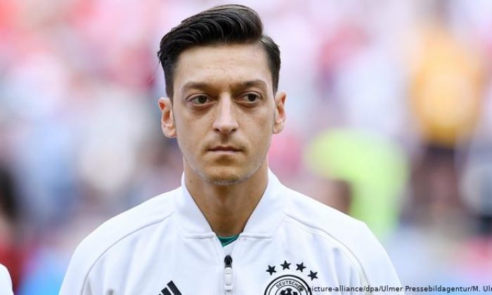 Çinli sunucu Doğu Türkistan zulmüne sessiz kalmayan Mesut Özil’in adını anmadı!.