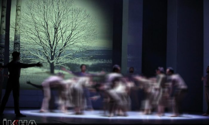 İSTİKLAL MARŞIMIZLA ALAY EDEN BOĞAZİÇİ SAPKINLARINDAN YENİ BİR REZALET!. SAHNEDE POPOSUNU AÇTI!.